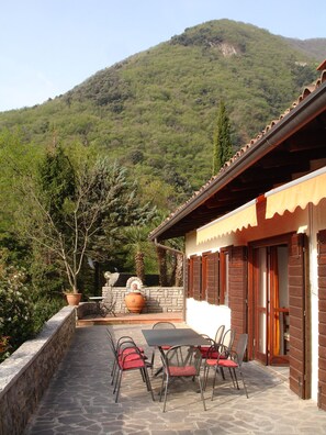 Terrasse mit Berg- und Seeblick