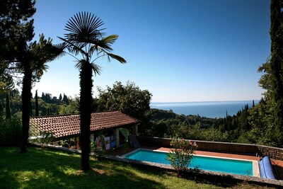 Villa con piscina privada, vistas al mar ya la montaña, zona tranquila, ideal para familias