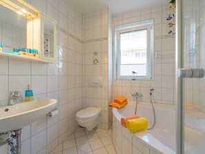 Bad mit Dusche, Badwanne und WC