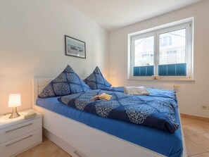 Schlafzimmer mit Doppelbett und Schlafzimmerschrank