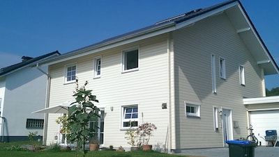 Barrierefreie Ferienwohnung in neuem Holzhaus in dörflicher Umgebung.