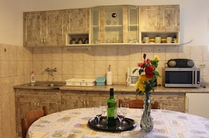 A2(4): kitchen and dining room