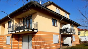 Obere Wohnung mit zwei Balkone