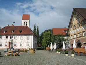 Dorfplatz Eglofs in Fußnaehe 