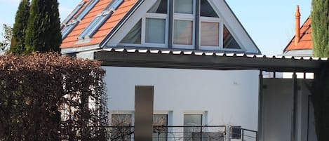 Haus Sonnhalde mit verglastem Giebel der Ferienwohnung