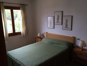 Schlafzimmer mit Doppelbett