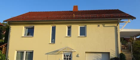 Wohnhaus mit Ferienwohnung unten links