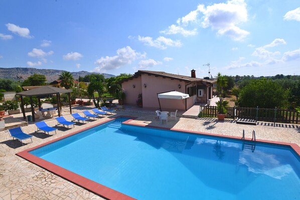 Vue de la maison avec piscine privée.