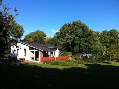 Idyllic country house with a fenced plot near the lake. Dogs allowed