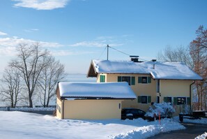 Chiemsee-Ferienhaus in winter.