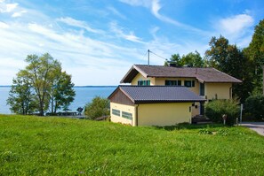 Right on the lake: your Chiemsee-Ferienhaus.