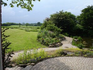 Blick auf Garten, Teich und Wiese