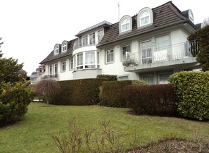 Das Haus mit der Wohnung (oben li. mit Eckbalkon)