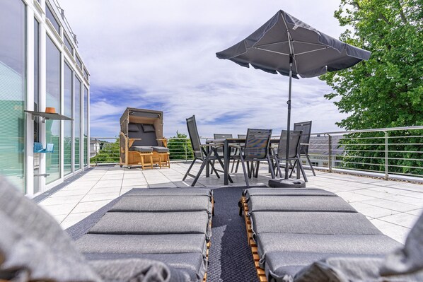 Große möblierte Terrasse