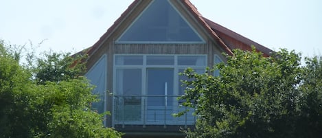 die große Fensterfront zur Ostsee