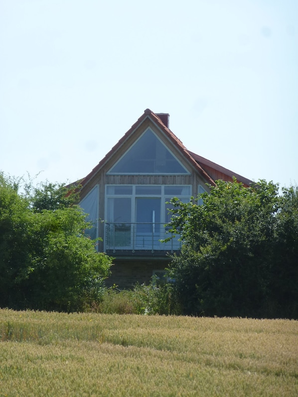 die große Fensterfront zur Ostsee