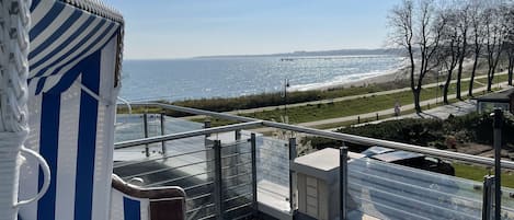 Terrasse mit Strandkorb und Ostseeblick