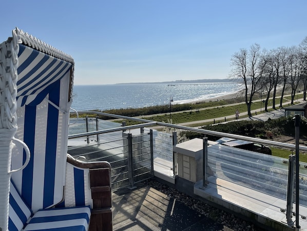 Terrasse mit Strandkorb und Ostseeblick