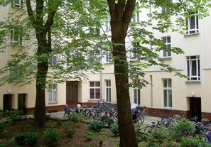 Innenhof mit Blick auf die Wohnung/Courtyard with View Towards Apartment