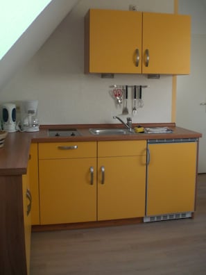 Neben dem großen Backofen ist natürlich auch eine Mikrowelle vorhanden