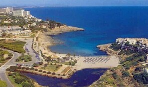 Gesamte Bucht Cala Murada im Sommer