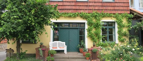 Unsere Ferienwohnung liegt im Erdgeschoss des ehemaligen Feuerwehrhauses Roßbach