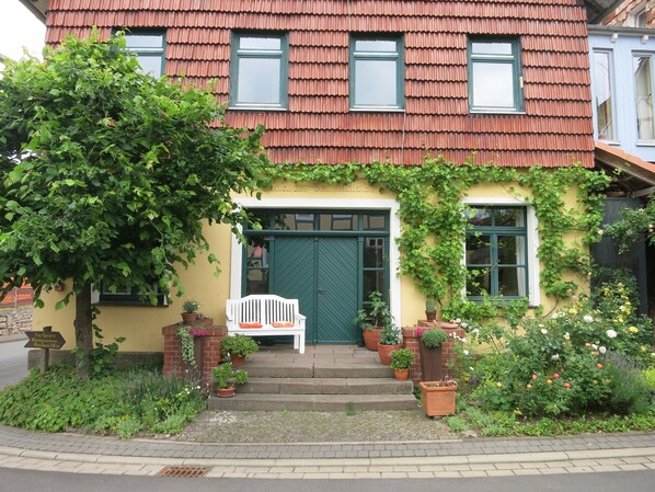 Unsere Ferienwohnung liegt im Erdgeschoss des ehemaligen Feuerwehrhauses Roßbach