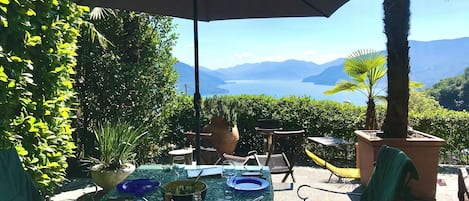 Willkommen im Casa Gusto in der ital. Schweiz.
Seeblick am Terrassen-Eßplatz