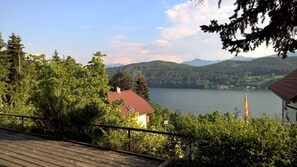 Blick von der Terrasse auf den See in Richtung Süd-Osten (unverbautes Südufer)