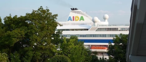 Blick vom Balkon - Kreuzfahrer AIDA auf dem Nord - Ostsee - Kanal