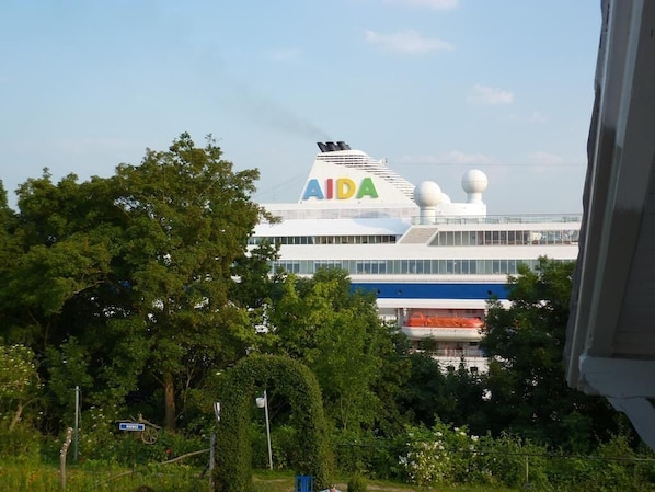 Blick vom Balkon - Kreuzfahrer AIDA auf dem Nord - Ostsee - Kanal