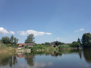 Blick vom Bade- und Angelsee auf die drei Ferienhäuser