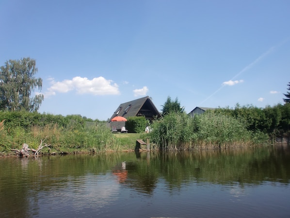 Ferienhaus Bollmann vom Bade- und Angelsee aus