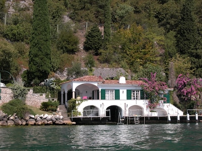 Elegant villa directly on the lake