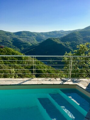 Herrlicher Blick vom Pool aus auf umliegende Dörfer und Olivenhügel