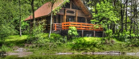 Idyllisch am kleinen Waldsee gelegen.....