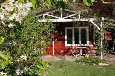 Idyllic cottage Sweden for 3 (-4) persons with terrace and a great garden!