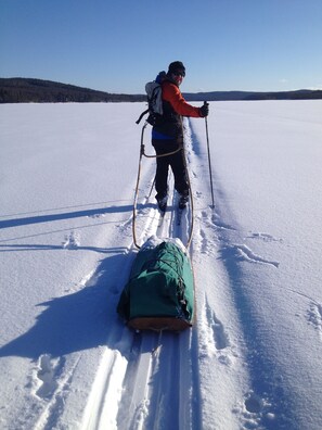 einmaliges Winterabenteuer: mit dem Packschlitten zur Hütte!