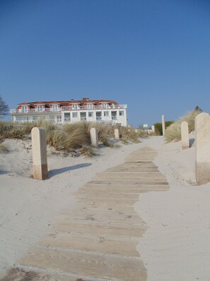 Strandaufgang Richtung Breege, Cafe/Restaurant Dünenhaus