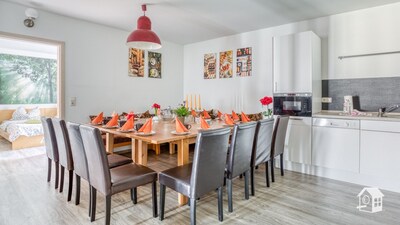 Casa de vacaciones para 25 personas, comedor común en la casa, terraza y jardín.