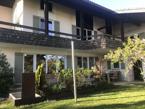 Geräumiges Landhaus mit großem Balkon & vielen Sitzglegenheiten im Außenbereich