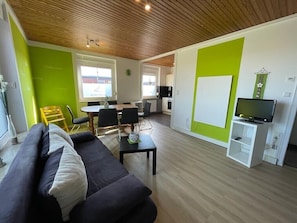 Wohnzimmer mit offener Küche