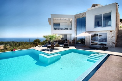 Luxurious new villa with spectacular sea views 