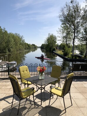 terras aan het water