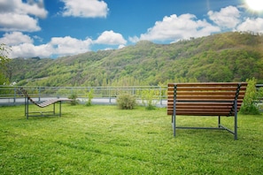 Liegewiese mit grill und herrlichem Ausblick ins Moseltal