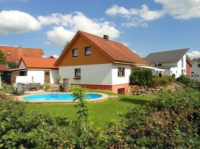 **** Apartment with large garden in a quiet outskirts of Neufra