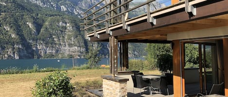 Terrasse mit See- und Bergblick