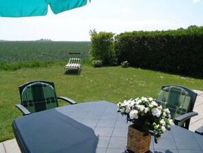 Villa Zeeland - Terrasse und Liegewiese