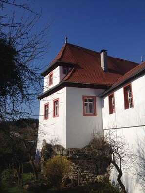 Schloss Plankenfels in der Morgensonne