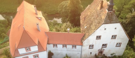 Schloss Plankenfels von der Feuerwehrleiter aus gesehen. Links das Neue Schloss 